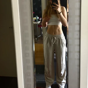 Linnebyxor  - Säljer nu ett par otroligt fina beiga linnebyxor 😍 Enbart använda en gång då som tyvärr inte passade mig.. alltså i helt nytt skick, först till kvarn, köparen står för frakten! Vill ni har mer bilder eller har frågor är det bara att kontakta mig!