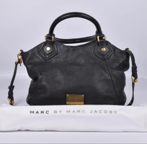 Marc Jacobs väska  - As snygg marc Jacobs väska i snyggaste modellen!! Buda!!💘💘💘 Dust bag ingår! ÄKTA!