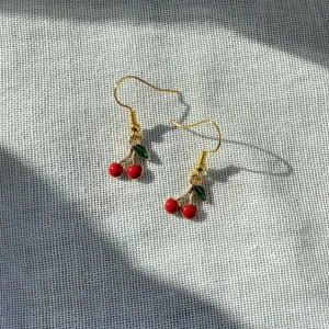 Cherry earrings🍒 - Jättegulliga örhängen med körsbär! Perfekta inför våren🤍 frakten kostar 16kr, ploppar medföljer!