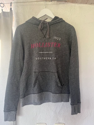 Hoodie - Fin Hollister tjocktröja, ganska tunn i materialet. Men väldigt fint skick. 