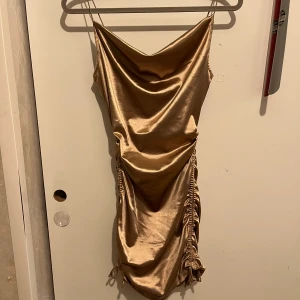 Satinklänning från H&M - Jättefin kort klänning från H&M! Jättebra skick❤️