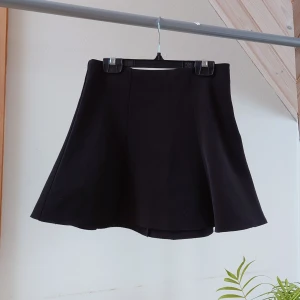 Svart kjol - Fin svart kjol med dragkedja på sidan, bra skick i storlek s💕