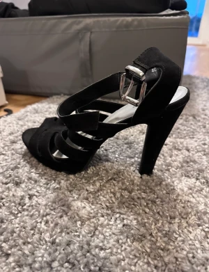 Snygga klackar  - Snygga helt oanvända klackar. Ca 10cm är klackarna skulle jag säga.