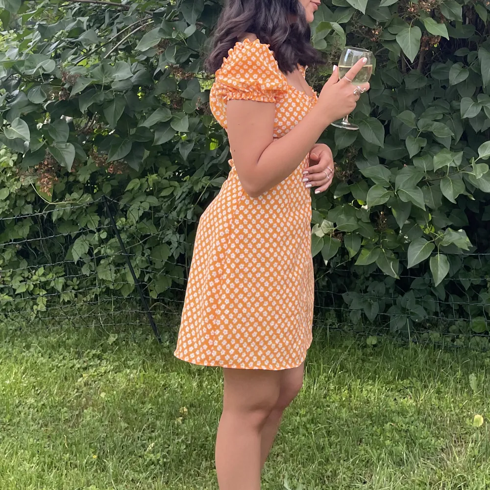 Orange blommig klänning från H&M i st 34. Bra skick och perfekt till sommaren!. Klänningar.