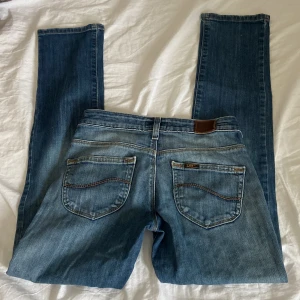 Lågmidjade jeans - Jättefina Lågmidjade jeans från Lee! Står ingen storlek men skulle gissa på 24 eller 25❤️