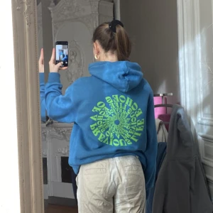 Blå hoodie med tryck - Skriv om du är intresserad eller har någon fråga! 