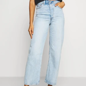 Levis jeans ✌️ - Levis Ribcage Straight jeans, storlek 24(midja) x 32(längd). Inga slitningar, nyskick. Nypris 1500kr. Ljus färg perfekt för sommaren🤩