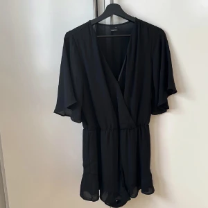 Svart Jumpsuit - Superfin svart jumpsuit från Gina Tricot, knappt använd så i superfint skick! Köparen står för frakten! ✨