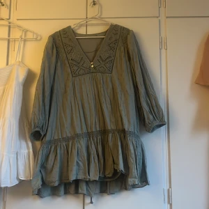 Klänning - Superfin grön klänning från zara!! Gillar den mycket men har blivit för kort för min smak. Är o väl skick o säljs för 300kr 💕i storlek L passar M mer