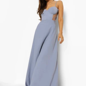 Balklänning, dusty blue med korsettbyst och spetts - Ej använd, endast provad en gång. Storlek 36. Original pris 630kr. Prislappar fortfarande kvar på klänningen