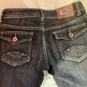 lågmidjade jeans - flared jeans i typ en gråblå färg! aldrig använda av mig för inte riktigt min stil! avklippta längst ned, storleken i är lite oklar men jag brukar ha w26/27 och de passar bra, på längden är de lite korta på mig som är 171
