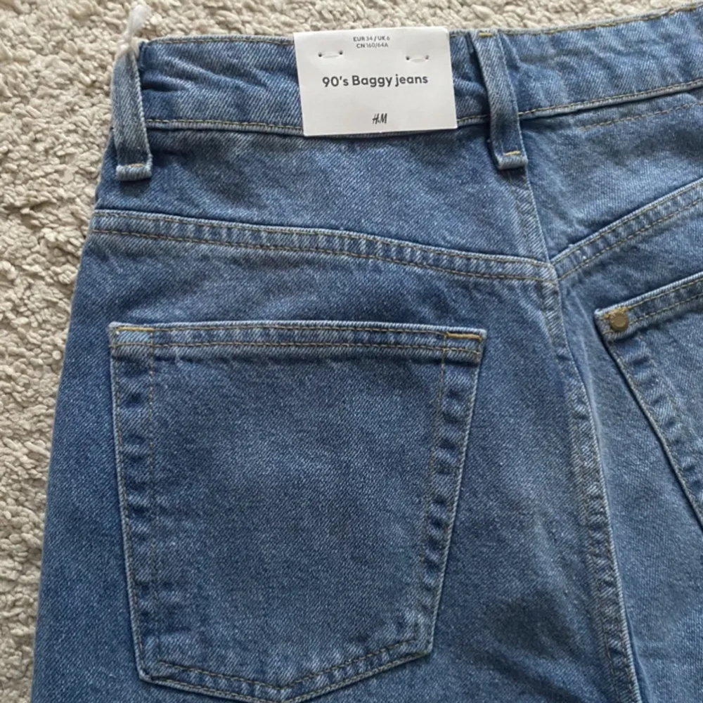 Fina 90-tals jeans från H&M som är höga i midjan och normal längd, köptes för 300kr . Jeans & Byxor.