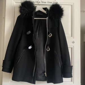Jacka med fuskpäls - Jacka/ kort kappa från zara med faux fur och fina detaljer i silver. Superfint skick! Strl M. 100 kr + frakt 🖤