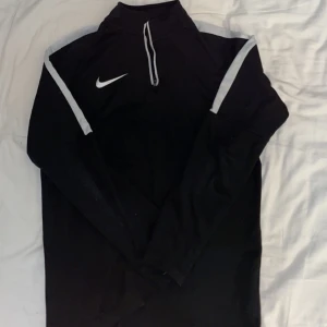 Nike sweatshirt - Använd flertal gånger. Har lite problem med dragkedjan men inget som syns väl. Har fler bilder om det behövs. Säljer för den är för liten. 