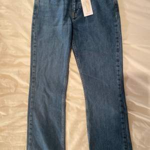 Tall jeans från Gina tricot i nytt skick, köpta för 400kr jeansen är medium i midjan <3