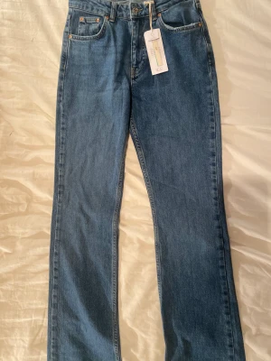 Full length tall flare Jeans - Tall jeans från Gina tricot i nytt skick, köpta för 400kr jeansen är medium i midjan <3