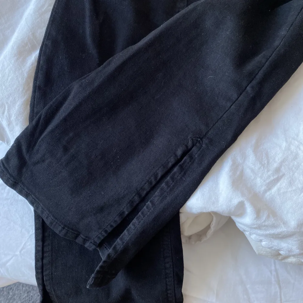 Svarta jeans från Gina tricot med slits🖤. Jeans & Byxor.