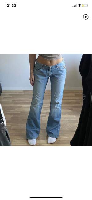 Så snygga lågmidjade bootcut jeans som jag inte använder tyvärr, de sitter bra på mig som brukar ha 38, och är 169 cm!!💕🫶💜💖