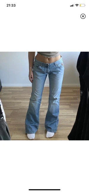 Lågmidjade jeans - Så snygga lågmidjade bootcut jeans som jag inte använder tyvärr, de sitter bra på mig som brukar ha 38, och är 169 cm!!💕🫶💜💖