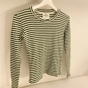 Långärmad tröja från Mads Nørgaard - Jättefin randig långärmad tröja i nyskick! Skriv vid intresse eller för fler bilder❤️‍🔥