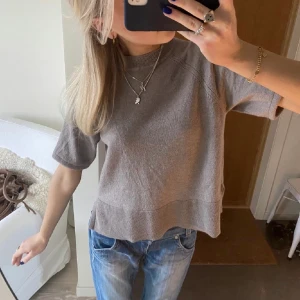 Stickad T-shirt  - Säljer min super fina stickade T-shirt från Cubus! Bilderna är lånade av samma person som jg köpte den av. Använd ett fåtal gånger och är i skick💓