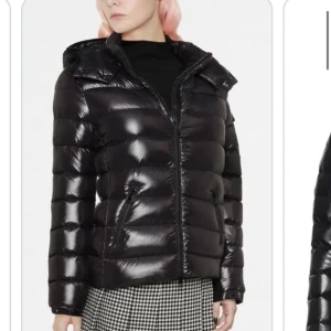 Moncler jacka  - Jag säljer min moncler jacka i stl 1 då den inte passar mig längre eller är min stil. Bilden är lånad, skriv privat för bilder💕💕