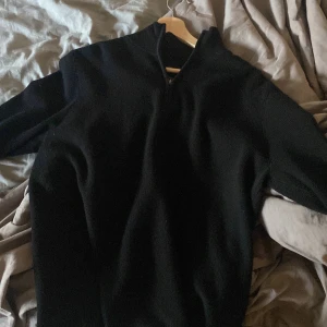 Svart halfzip - Svart superdry stickad halfzip, använd 1 gång,nypris 800