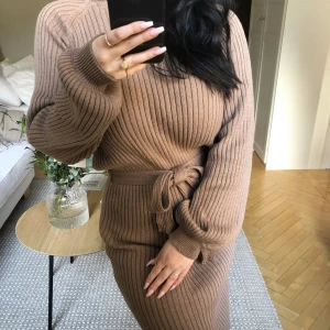 Stickad klänning  - Stickad klänning från bubbleroom.   Använd en gång. Storlek S