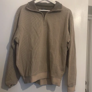 Sweatshirt  - Sweatshirt med dragkedja vid halsen. 