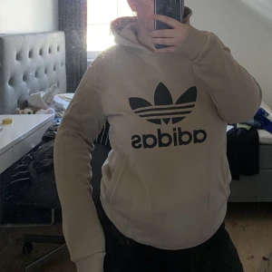 Adidas hoodie - Jättefin och mysig adidas hoodie. Två fickor och text framme och på ryggen. Använd några gånger men är i jättefint skick 