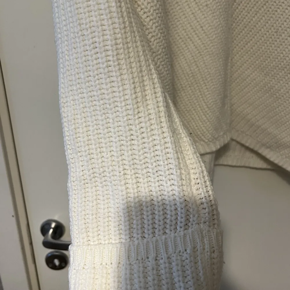 Säljer denna fina vita stickade tröja köpt från GinaTricot, strl S. . Stickat.