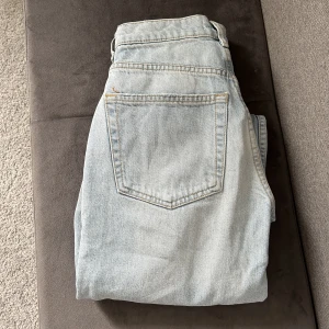 Jeans  - Säljer ett par ljus blåa jeans med hål på knäna, dom är köpta från Gina Tricot tidigare. Säljer på grund av att dom inte kommer till användning tyvär dom är även raka i benen 