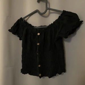 Gullig t-shirt - Saknar tyvärr en knapp i mitten men väldigt skön och fin annars 