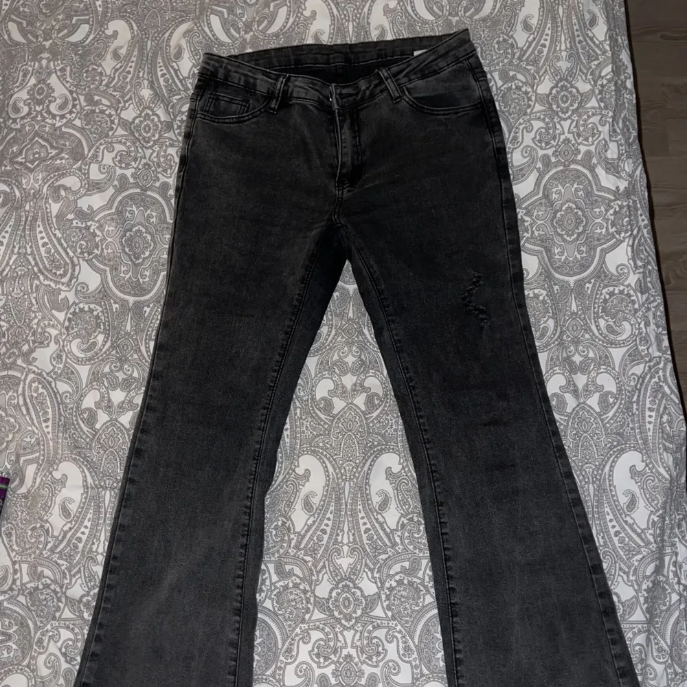 Mörkgrå lågmidjade bootcut jeans i storlek M. Knappt använda, fint skick. Jag är 170cm lång. Köparen står för frakten!. Jeans & Byxor.