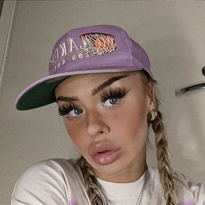 Lakers Keps  - Lila Lakers Keps, använd fåtal tillfällen. Som ny