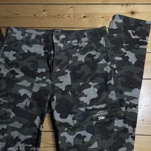 Kamouflage/militär byxor från Cubus. Säljer eftersom de inte är min stil. Storleken är 164 men de skulle nog passa S, de passar mig som brukar ha S-M(170cm). Kontakta mig för mer information t.ex mått. 