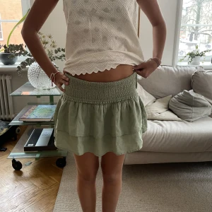 Säljer denna volangkjol😇 - Såå fin populär grön kjol från Mango! Nervikt på bilden men kan ha uppvikt också❤️ Storlek S
