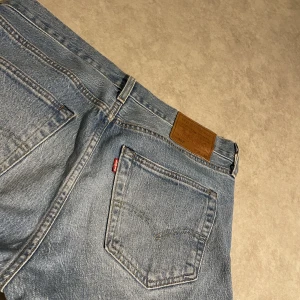Levi’s 501 ljusa w32l34 - Jeans i väldigt bra skick, säljer pga för små för mig. 