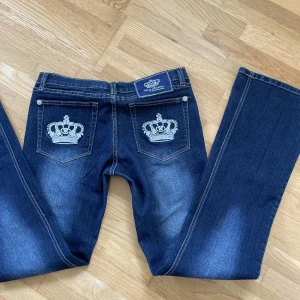 Victoria Beckham  - Skitsnygga lågmidjade Victoria Beckham jeans. Byxstorlek 31, skulle säga att de passar 36-38. Raka/bootcut med coola detaljer på bakfickorna❤️‍🔥❤️‍🔥