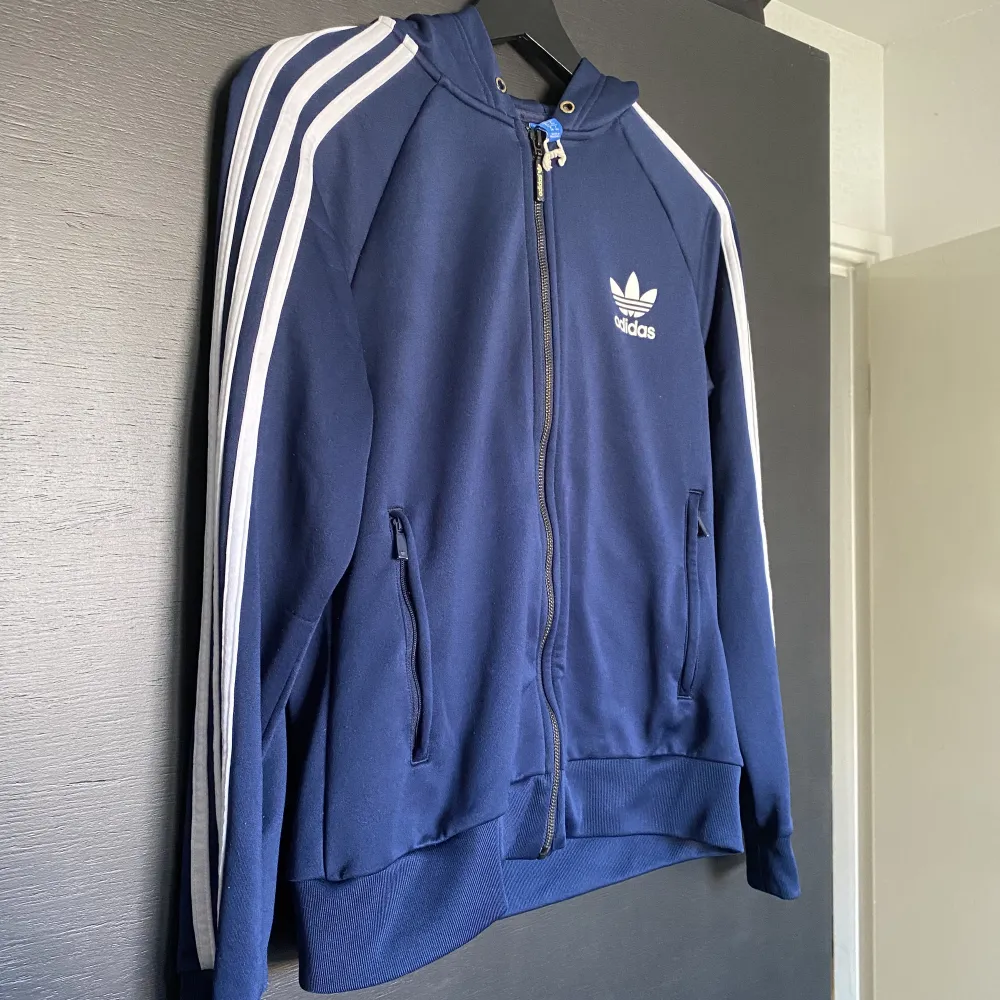 Klassisk adidas hoodie. Snygg passform och väldigt bekväm. Storlek EU 38 (S/M). Hoodies.