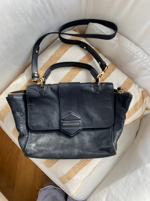 Marc by Marc Jacobs - Veldig kul skin veske fra Marc by Marc Jacobs. Ingen bruksmerker. Har ikke kvitto, kjøpt brukt i Oslo.