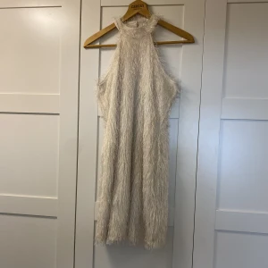 Tassel klänning  - En knappt använd tasselklänning från na-kd. Säljer eftersom den inte kommit till användning. 