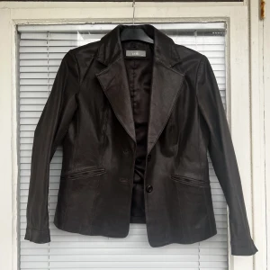 VINTAGE LÄDERJACKA - Mörkbrun läderjacka, äkta läder. Superfint skick, inga skavanker eller dylikt. Upplevs som en one size, jag tar emot prisförslag vid snabb affär<3jackan doftar lite läderbalsam♥️