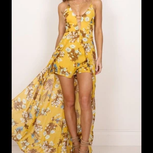 Playsuit  - En blommig playsuit med inbyggd kjol  Första bilden visar hur den ser ut på modell, resterande bilder visar plagget på galgen   