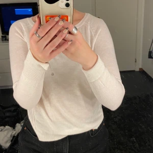 Tunna stickade tröjor - Två stycken väldigt liknande tunna stickade tröjor i vit och aprikos/beige som säljer tillsammans! Väldigt sköna när man på sommaren vill ha en långärmad. Säljer så de båda blivit för små tyvärr. Inte ofta använda. 