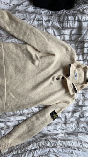 Stone Island Stickad ulltröja - Äldre Stone Island ullkofta i otroligt fint skick Väldigt ovanlig modell  Storlek M/L men passar mer som M 100% ull/merinoull 10/10 i skicket, inga fläckar, inga märken, inga revor Liknande tröjor säljes för 4000kr online (Farfetch etc..)