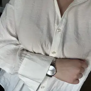 Vit mjölkvit/offwhite skjorta från Vero Moda. Ord pris 399,95kr