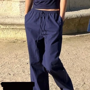 Linnebyxor - Säljer mina helt oanvända byxor från Nelly! Kommer inte till användning då dem är lite för små💙