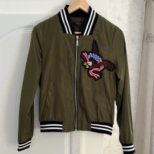 Bomberjacka  - Tunn militärgrön bomberjacka i storlek S. 