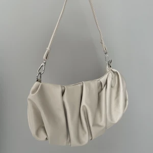 Väska - Säljer denna fina väska då den tyvärr inte kommer till användning längre💫💫